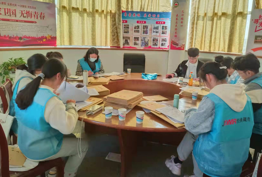 吕亭镇：第三方核查低保信息中.jpg