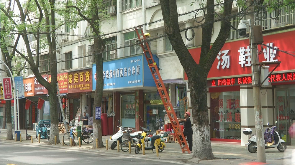 施工人员对主干道空中缆线整治.jpg