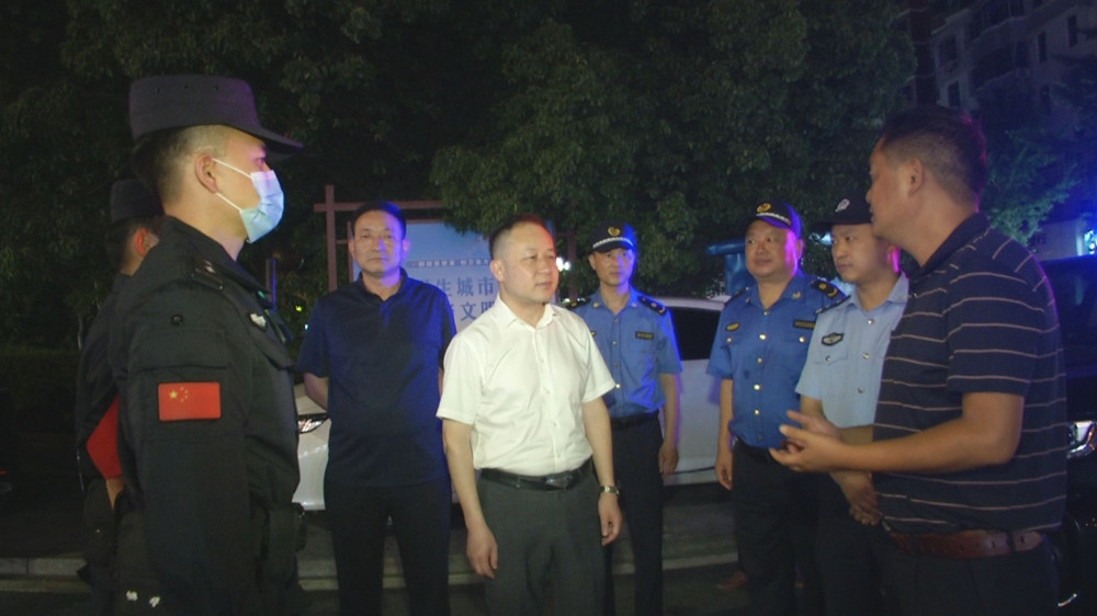 图为王中龙在龙安广场慰问执勤民警时的情景.jpg
