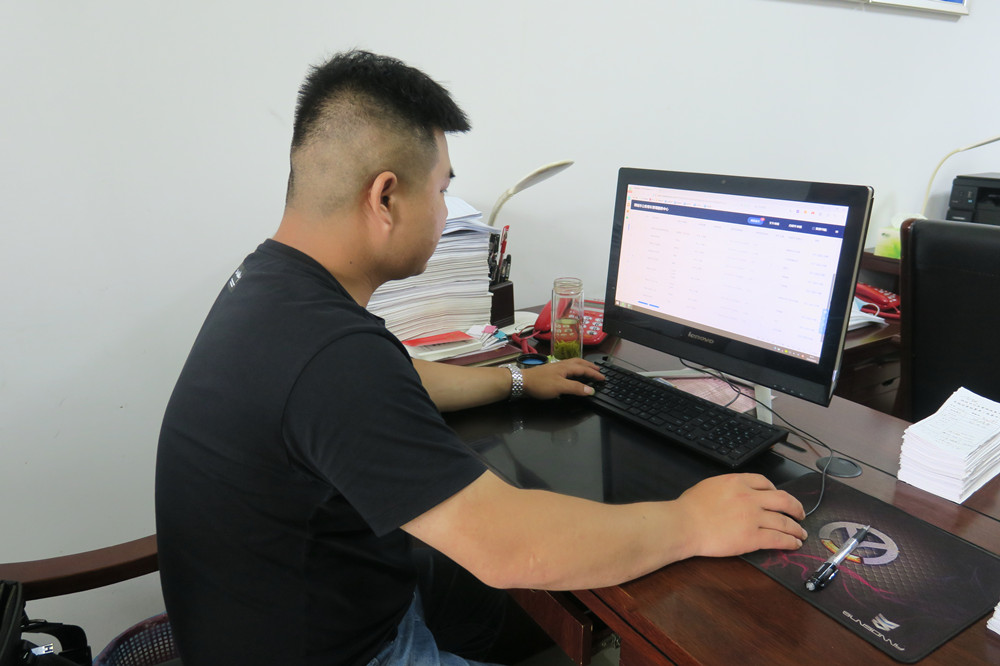 市公车中心工作人员在平台上查看用车申请并派单.JPG