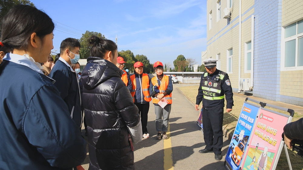 图为宣传民警正在通过展板给企业员工讲解交通安全知识.jpg
