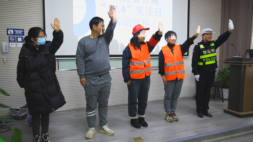 图为宣传民警正在教企业员工交警手势操.jpg