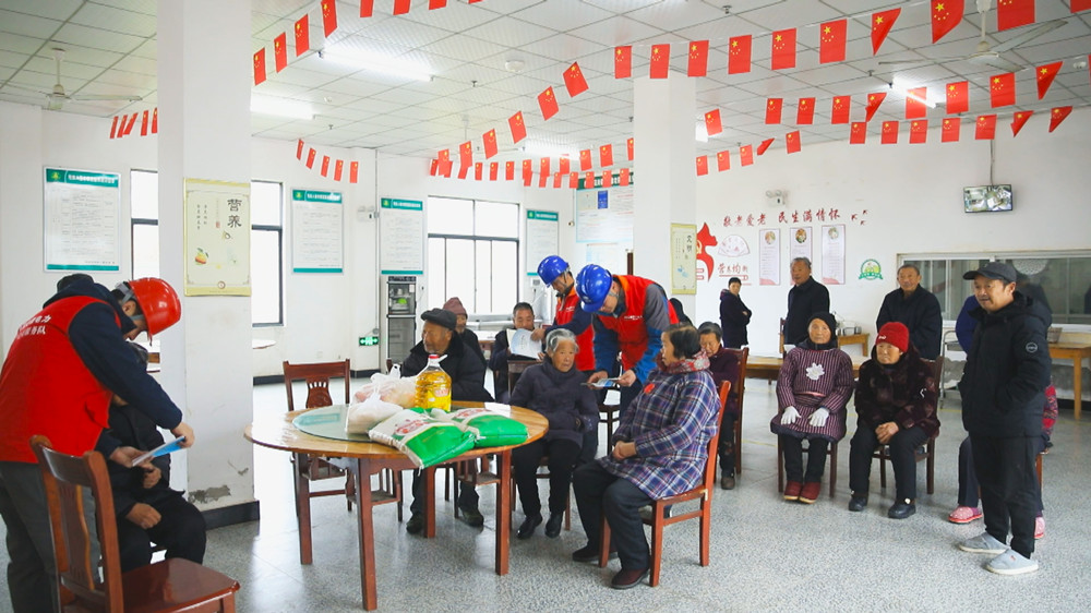 图为国网桐城市供电公司范岗供电所党员服务队正在辖区敬老院里为老人们讲解安全用电知识.jpg