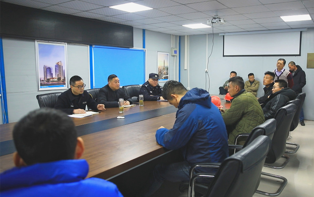 图为农民工维权工作组正在某项目工地设立的六尺巷农民工维权驿站里调解一起工资纠纷.jpg