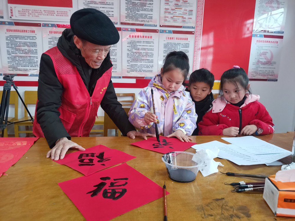 桐才带童材活动   教小朋友写福字_副本.jpg