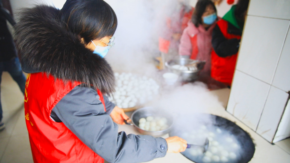 图为范岗镇志愿者正在帮忙煮汤圆.jpg
