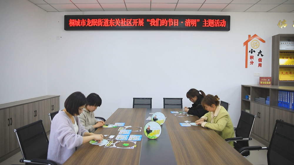 图为制作清明主题摆件现场.jpg