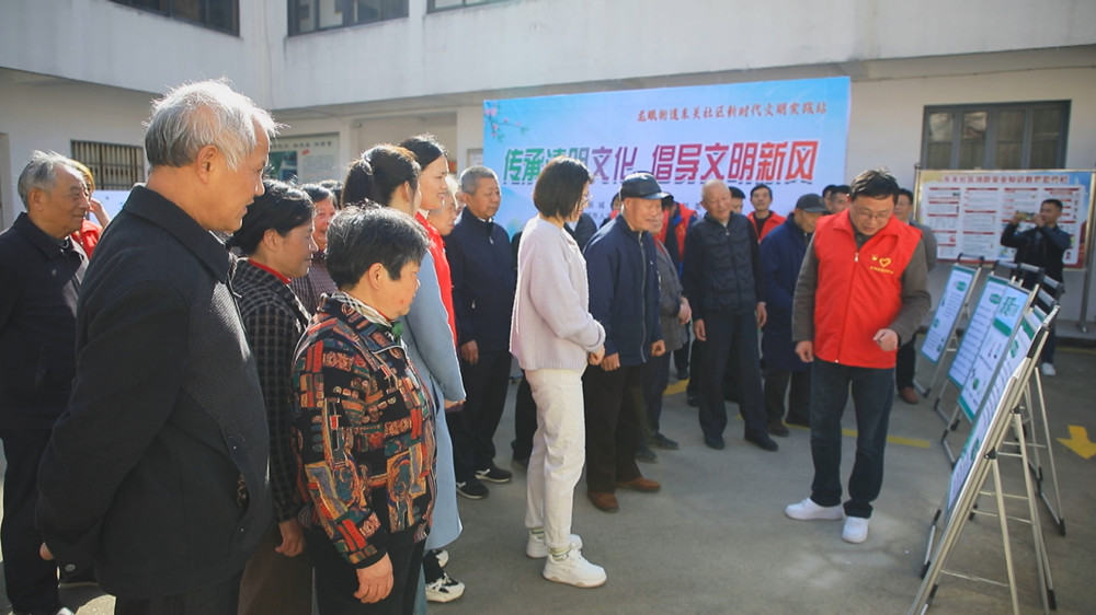 图为志愿者正在为居民讲解清明节的由来、节日习俗等知识.jpg