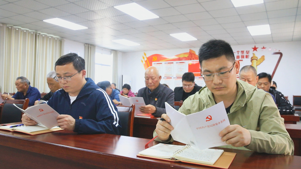 图为龙眠街道东关社区党员集中学习新修订的《中国共产党纪律处分条例》现场1.jpg