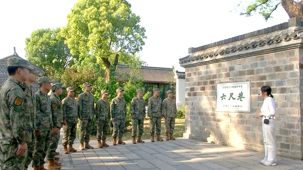 人武部专干在六尺巷参观2.jpg