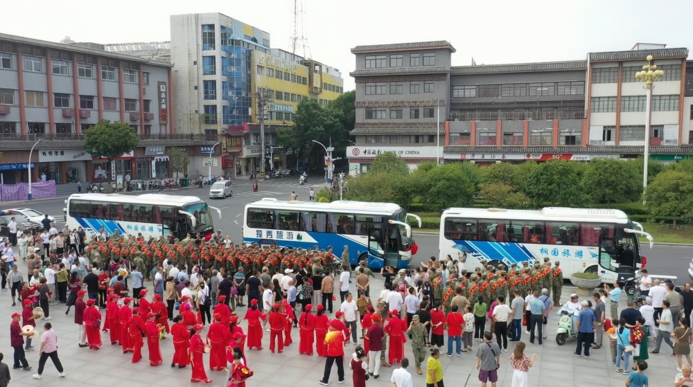 桐城市举行2024年全民国防教育暨欢送秋季新兵入伍欢仪式6.jpg