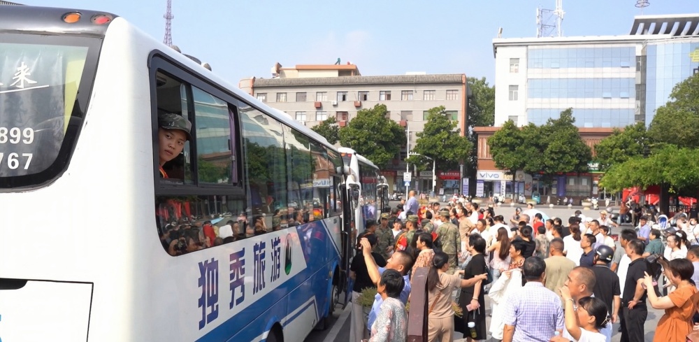 桐城市举行2024年全民国防教育暨欢送秋季新兵入伍欢仪式7.jpg