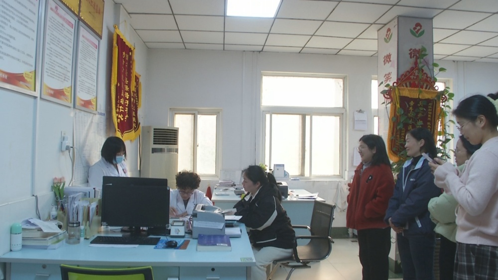 关爱健康活动-企业员工到妇幼保健院参加免费两癌检查.jpg