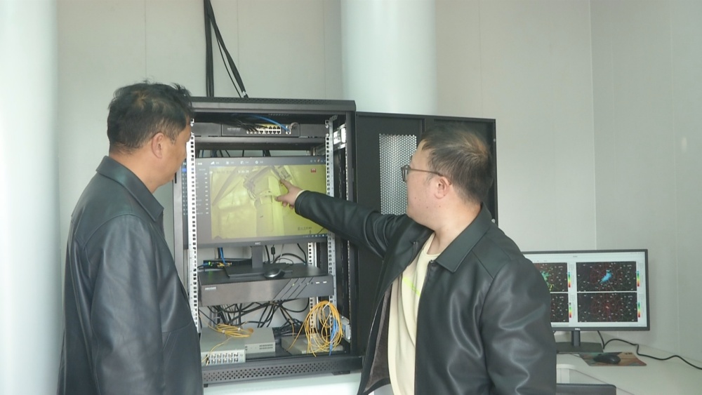 气象局工作人员在X雷达机房查看设备运行情况.jpg