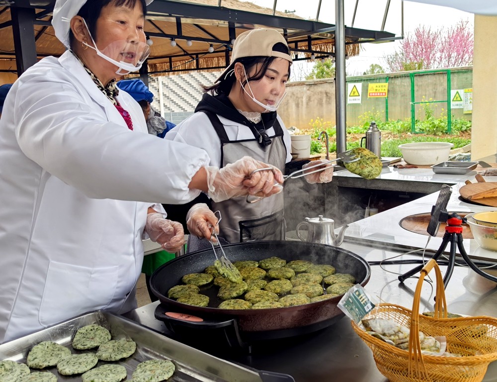 图为“张大娘”直播卖蒿子粑现场_副本.jpg
