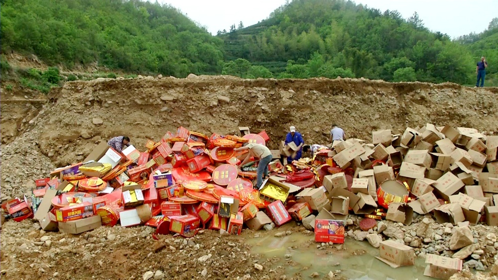 烟花爆竹销毁前拆卸现场2(1).jpg