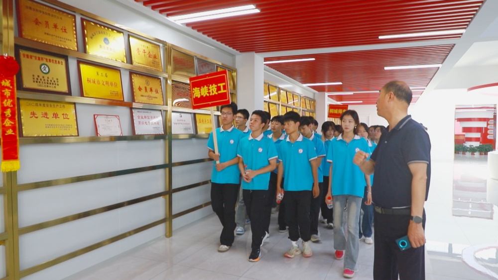 图为学生们在安徽金科印务有限责任公司参观.jpg