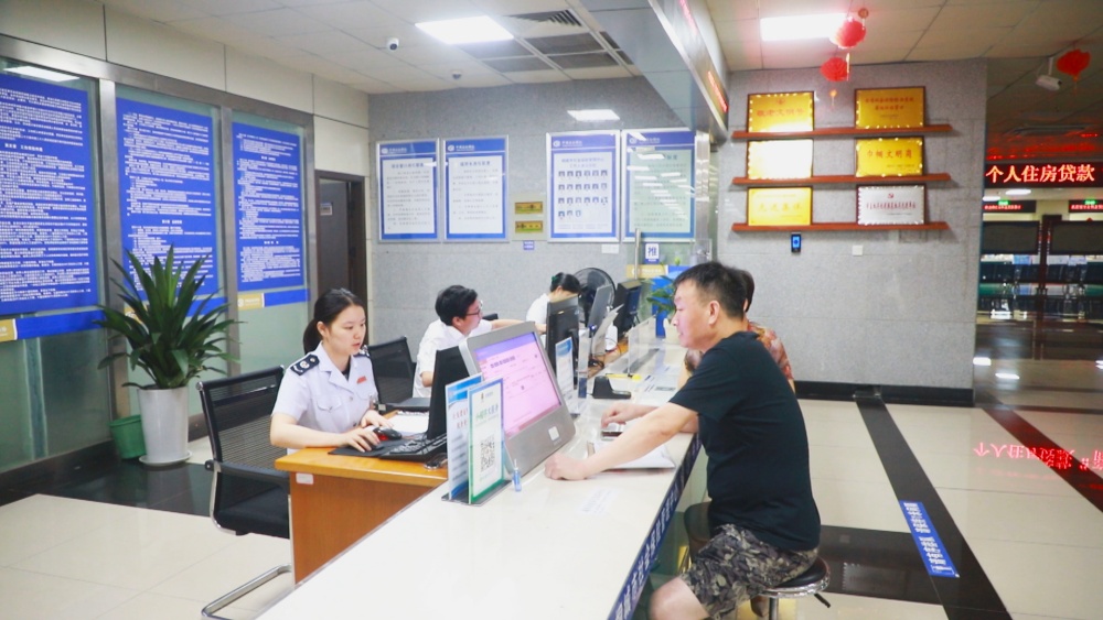 图为吕红生正在税务窗口办理业务.jpg